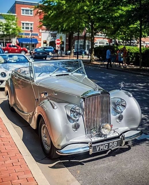 1949 Bentley Mark VI Drop Head Coupe Convertible by H.J. Mulliner & Co.